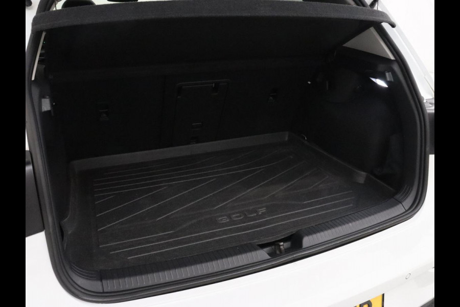 Volkswagen Golf 1.5 TSI Style | Panoramadak | Stoelverwarming | Head-Up | Trekhaak | Camera | Massage | Carplay | Navigatie | Adaptive cruise | Harman/Kardon | Sfeerverlichting | Keyless | Park Assist | Getint glas