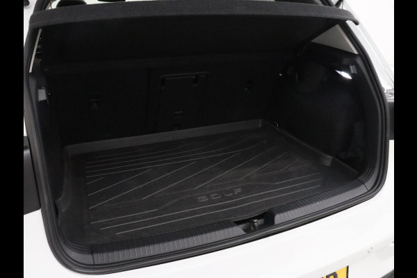 Volkswagen Golf 1.5 TSI Style | Panoramadak | Stoelverwarming | Head-Up | Trekhaak | Camera | Massage | Carplay | Navigatie | Adaptive cruise | Harman/Kardon | Sfeerverlichting | Keyless | Park Assist | Getint glas
