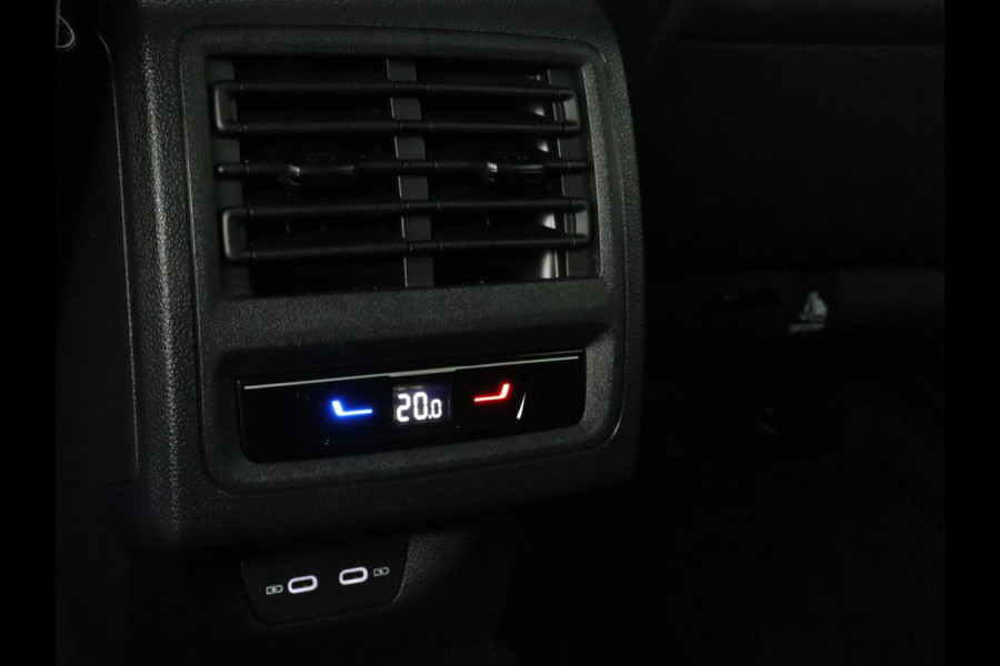 Volkswagen Golf 1.5 TSI Style | Panoramadak | Stoelverwarming | Head-Up | Trekhaak | Camera | Massage | Carplay | Navigatie | Adaptive cruise | Harman/Kardon | Sfeerverlichting | Keyless | Park Assist | Getint glas