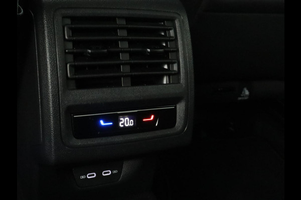 Volkswagen Golf 1.5 TSI Style | Panoramadak | Stoelverwarming | Head-Up | Trekhaak | Camera | Massage | Carplay | Navigatie | Adaptive cruise | Harman/Kardon | Sfeerverlichting | Keyless | Park Assist | Getint glas