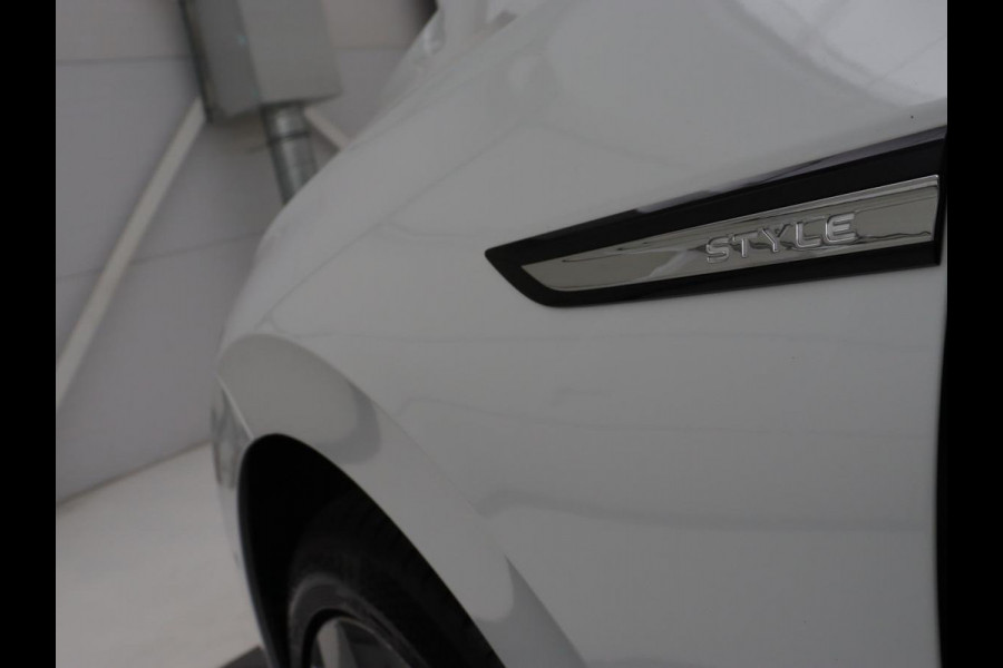 Volkswagen Golf 1.5 TSI Style | Panoramadak | Stoelverwarming | Head-Up | Trekhaak | Camera | Massage | Carplay | Navigatie | Adaptive cruise | Harman/Kardon | Sfeerverlichting | Keyless | Park Assist | Getint glas