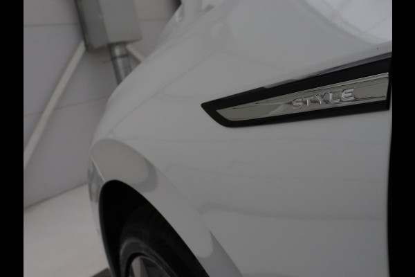 Volkswagen Golf 1.5 TSI Style | Panoramadak | Stoelverwarming | Head-Up | Trekhaak | Camera | Massage | Carplay | Navigatie | Adaptive cruise | Harman/Kardon | Sfeerverlichting | Keyless | Park Assist | Getint glas