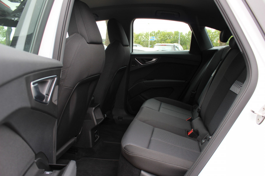 Audi Q4 Sportback e-tron 40 Launch edition Advanced 77 kWh / SoH 93,8% / CarPlay / Matrix LED / Sportstoelen / Sonos Audio / Virtual Cockpit / Parkeerhulp V+A / Intr.voorverwarming / Stoelverwarming / DAB / Cruise Control