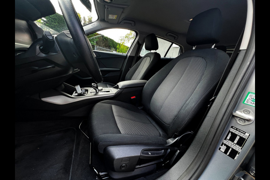 BMW 1-serie 118i Business Line Carplay wireless_PDC_19''LMV