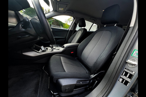 BMW 1-serie 118i Business Line Carplay wireless_PDC_19''LMV