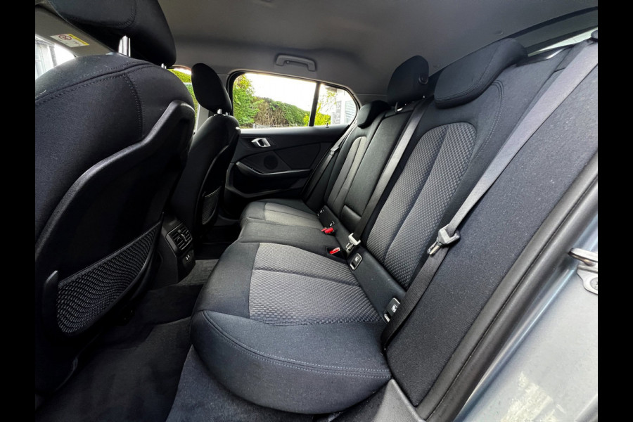 BMW 1-serie 118i Business Line Carplay wireless_PDC_19''LMV