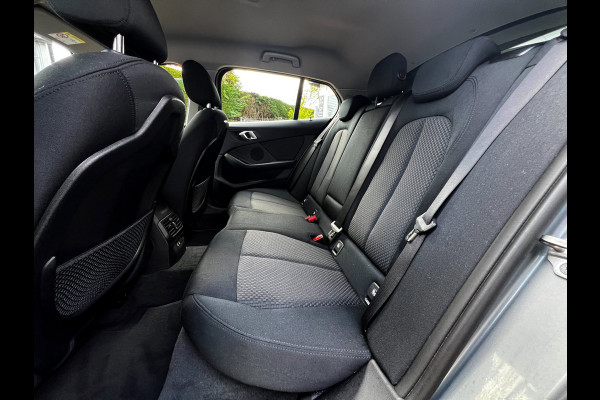 BMW 1-serie 118i Business Line Carplay wireless_PDC_19''LMV