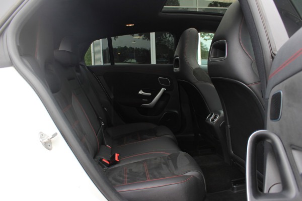 Mercedes-Benz CLA-Klasse Shooting Brake 250 4MATIC Premium / AMG Diffuser / Panoramadak / 360Camera / Burmester / 19'' / Sfeerverlichting / CarPlay / Stoelverwarming / Cruise Control