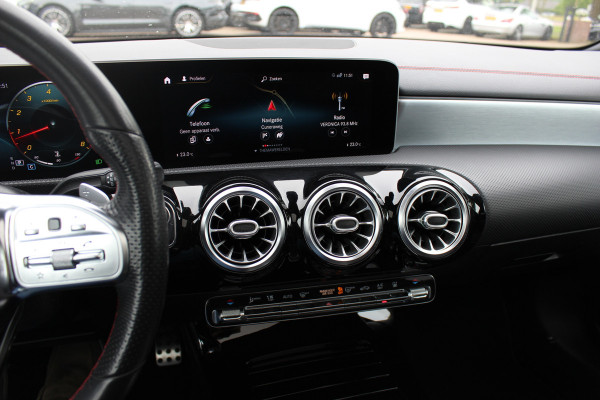 Mercedes-Benz CLA-Klasse Shooting Brake 250 4MATIC Premium / AMG Diffuser / Panoramadak / 360Camera / Burmester / 19'' / Sfeerverlichting / CarPlay / Stoelverwarming / Cruise Control