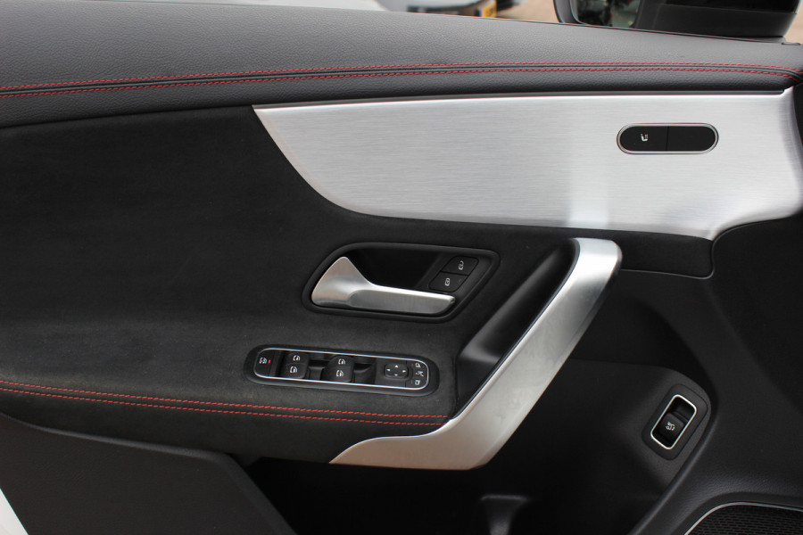 Mercedes-Benz CLA-Klasse Shooting Brake 250 4MATIC Premium / AMG Diffuser / Panoramadak / 360Camera / Burmester / 19'' / Sfeerverlichting / CarPlay / Stoelverwarming / Cruise Control