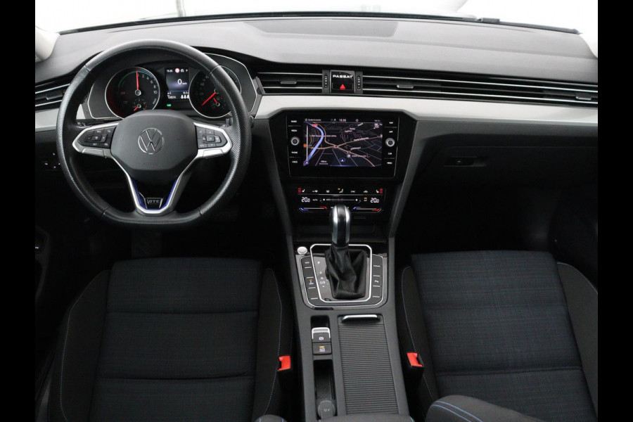 Volkswagen Passat 1.4 TSI PHEV GTE | SOH 95,9% | Stoelverwarming | Massage | Camera | Carplay | Adaptive cruise | Matrix LED | Navigatie | Climate control | Bluetooth | Plug In