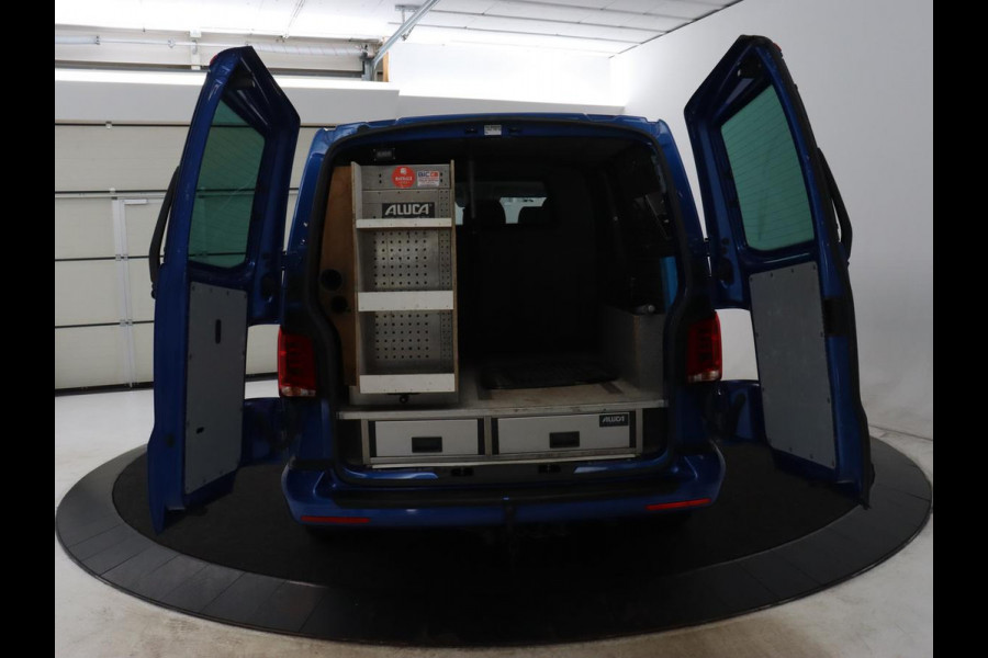 Volkswagen Transporter 2.0 TDI L2H1 30 DC Highline | Leder/Alcantara | Stoelverwarming | Trekhaak | Carplay | Camera | Adaptive cruise | Full LED | Navigatie | Parkeerhulp | 19'' | 5-Persoons | Origineel NL