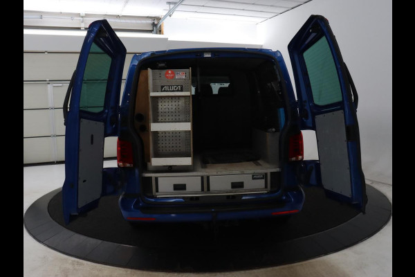 Volkswagen Transporter 2.0 TDI L2H1 30 DC Highline | Leder/Alcantara | Stoelverwarming | Trekhaak | Carplay | Camera | Adaptive cruise | Full LED | Navigatie | Parkeerhulp | 19'' | 5-Persoons | Origineel NL