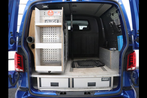 Volkswagen Transporter 2.0 TDI L2H1 30 DC Highline | Leder/Alcantara | Stoelverwarming | Trekhaak | Carplay | Camera | Adaptive cruise | Full LED | Navigatie | Parkeerhulp | 19'' | 5-Persoons | Origineel NL