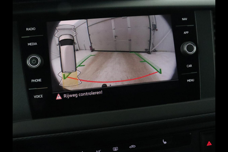 Volkswagen Transporter 2.0 TDI L2H1 30 DC Highline | Leder/Alcantara | Stoelverwarming | Trekhaak | Carplay | Camera | Adaptive cruise | Full LED | Navigatie | Parkeerhulp | 19'' | 5-Persoons | Origineel NL