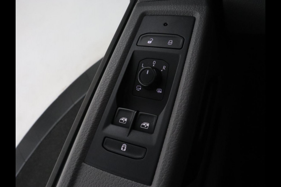 Volkswagen Transporter 2.0 TDI L2H1 30 DC Highline | Leder/Alcantara | Stoelverwarming | Trekhaak | Carplay | Camera | Adaptive cruise | Full LED | Navigatie | Parkeerhulp | 19'' | 5-Persoons | Origineel NL