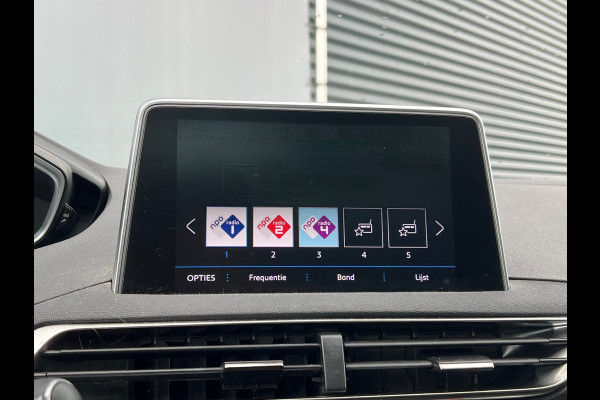 Peugeot 3008 BWJ 2021 | 1.2T 131PK Premium Av. AUTOMAAT | TREKHAAK | PANO SCHUIFDAK | 19'' LMV | CARPLAY | NAVI | CLIMA | AGR | LEDER/STOF | PDC | STOELVERW |