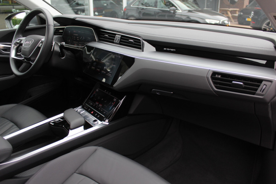 Audi e-tron e-tron 50 quattro Launch edition plus 71 kWh / SoH 91,9% / Panoramadak / Camera / Luchtvering / Intr.voorverwarming / Leder&Alcantara / 20'' / Navigatie / DAB / Stoelverwarming / ACC