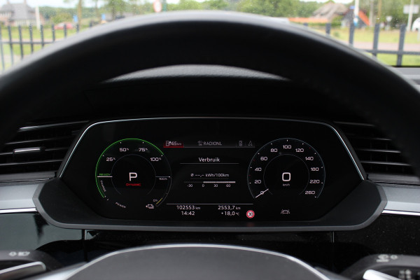 Audi e-tron e-tron 50 quattro Launch edition plus 71 kWh / SoH 91,9% / Panoramadak / Camera / Luchtvering / Intr.voorverwarming / Leder&Alcantara / 20'' / Navigatie / DAB / Stoelverwarming / ACC