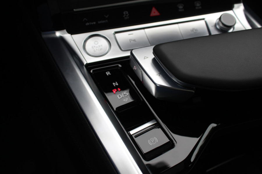 Audi e-tron e-tron 50 quattro Launch edition plus 71 kWh / SoH 91,9% / Panoramadak / Camera / Luchtvering / Intr.voorverwarming / Leder&Alcantara / 20'' / Navigatie / DAB / Stoelverwarming / ACC