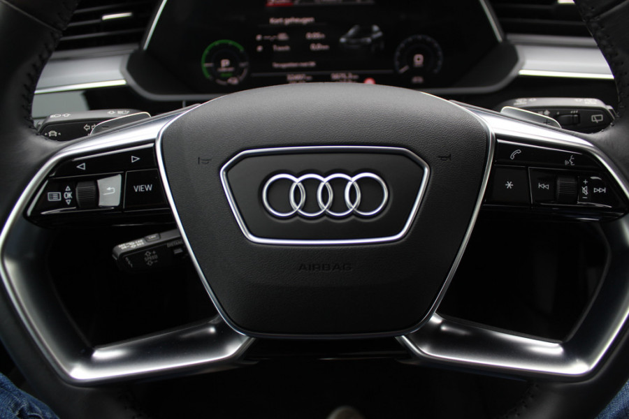 Audi e-tron e-tron 50 quattro Launch edition plus 71 kWh / SoH 91,9% / Panoramadak / Camera / Luchtvering / Intr.voorverwarming / Leder&Alcantara / 20'' / Navigatie / DAB / Stoelverwarming / ACC