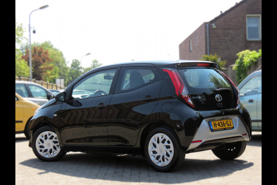 Toyota Aygo 1.0 VVT-i x-play | ACHTERUITRIJCAMERA | DEALER ONDERHOUDEN | APPLE CARPLAY | AIRCO | NIEUWE TYPE 2020 |