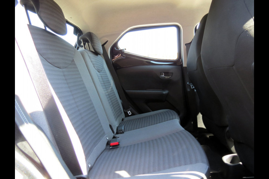 Toyota Aygo 1.0 VVT-i x-play | ACHTERUITRIJCAMERA | DEALER ONDERHOUDEN | APPLE CARPLAY | AIRCO | NIEUWE TYPE 2020 |