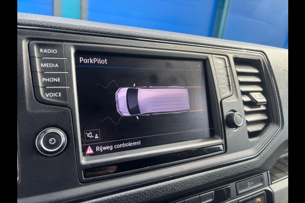 Volkswagen Crafter 30 2.0 TDI L3H3 Highline | Apple Carplay | Leer | 3 Zitplaatsen | Parkeersensoren