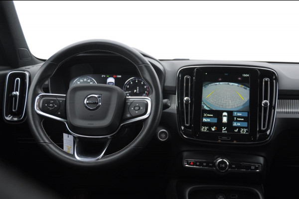 Volvo XC40 T3 163PK Automaat R-Design Adaptieve cruise control / Leder met alcantara bekleding / Parkeersensoren met camera / Trekhaak / stoel - en stuurverwarming / Apple carplay