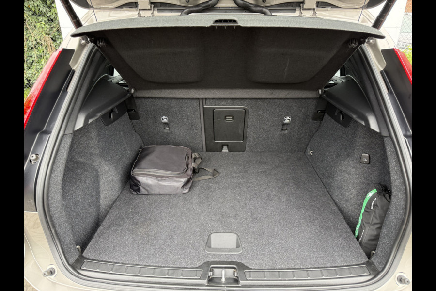 Volvo XC40 1.5 T5 Recharge Inscription | Trekhaak | Pilost Assist | Memory | 18 inch