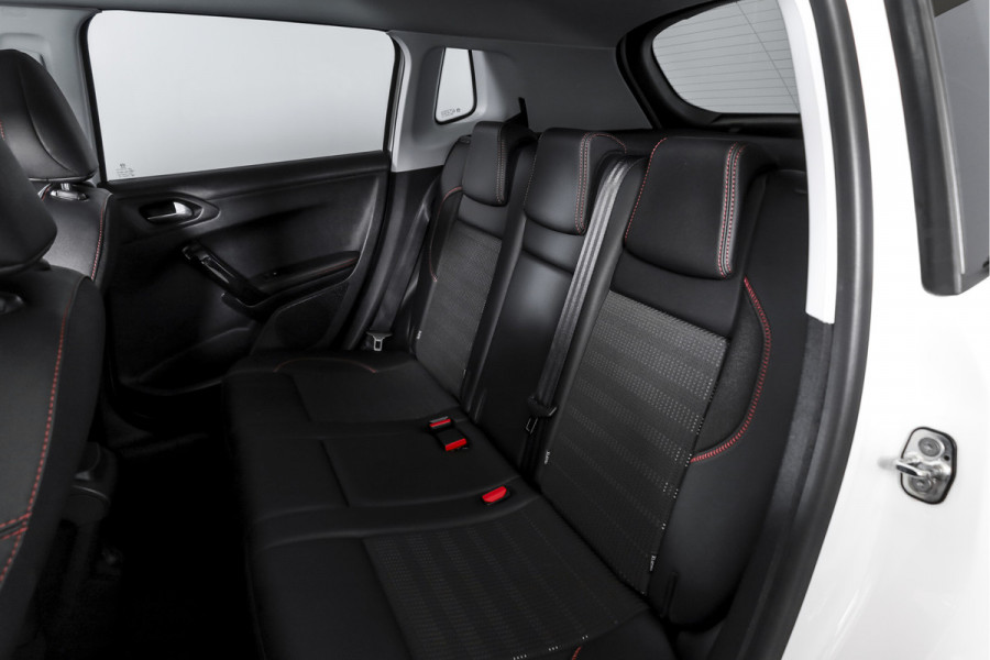 Peugeot 2008 1.2 PureTech 130 PK GT-line | Pano | Cruise | Stoelverw. | PDC | Camera | NAV + App. Conect | ECC | LM 17" |