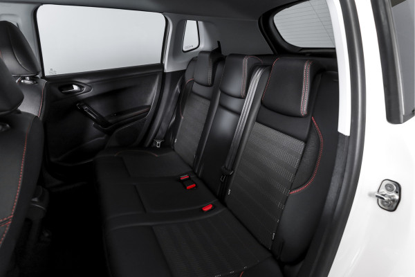 Peugeot 2008 1.2 PureTech 130 PK GT-line | Pano | Cruise | Stoelverw. | PDC | Camera | NAV + App. Conect | ECC | LM 17" |