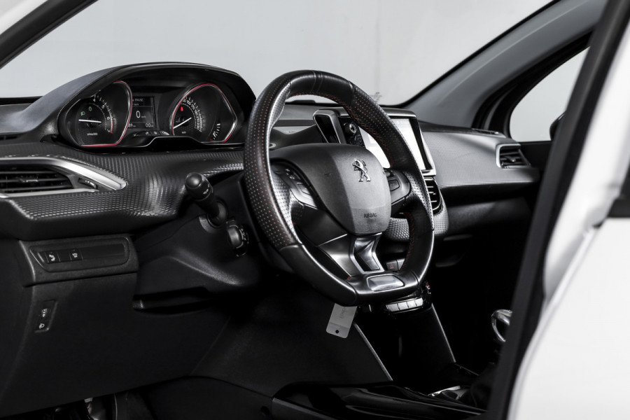 Peugeot 2008 1.2 PureTech 130 PK GT-line | Pano | Cruise | Stoelverw. | PDC | Camera | NAV + App. Conect | ECC | LM 17" |