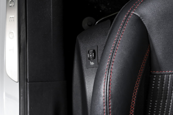Peugeot 2008 1.2 PureTech 130 PK GT-line | Pano | Cruise | Stoelverw. | PDC | Camera | NAV + App. Conect | ECC | LM 17" |