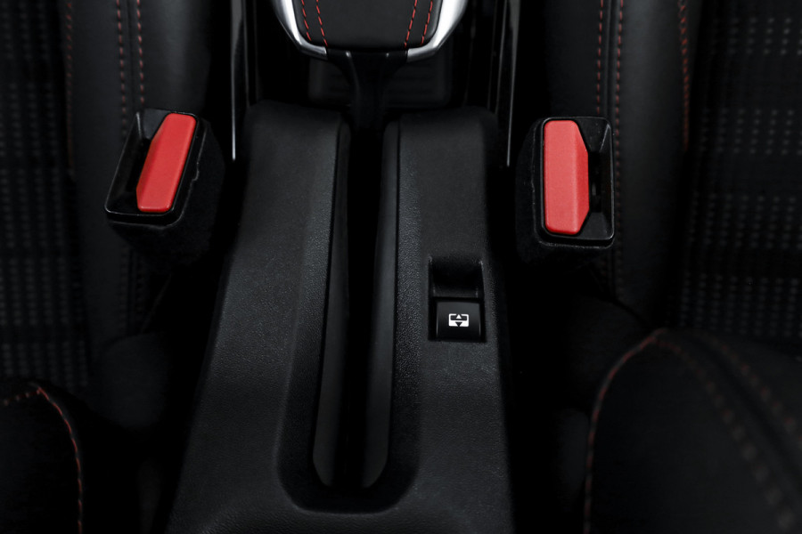 Peugeot 2008 1.2 PureTech 130 PK GT-line | Pano | Cruise | Stoelverw. | PDC | Camera | NAV + App. Conect | ECC | LM 17" |