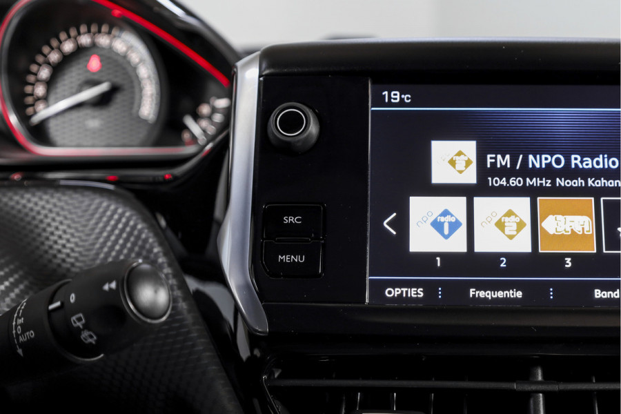 Peugeot 2008 1.2 PureTech 130 PK GT-line | Pano | Cruise | Stoelverw. | PDC | Camera | NAV + App. Conect | ECC | LM 17" |