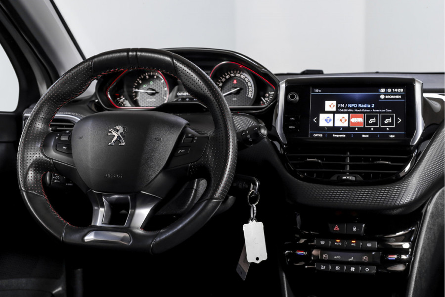 Peugeot 2008 1.2 PureTech 130 PK GT-line | Pano | Cruise | Stoelverw. | PDC | Camera | NAV + App. Conect | ECC | LM 17" |