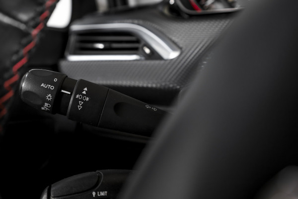 Peugeot 2008 1.2 PureTech 130 PK GT-line | Pano | Cruise | Stoelverw. | PDC | Camera | NAV + App. Conect | ECC | LM 17" |