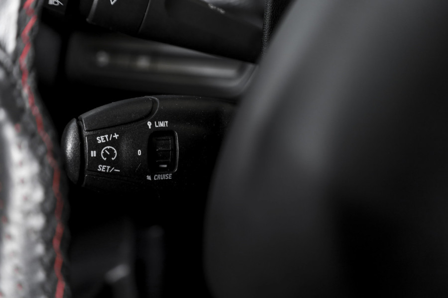 Peugeot 2008 1.2 PureTech 130 PK GT-line | Pano | Cruise | Stoelverw. | PDC | Camera | NAV + App. Conect | ECC | LM 17" |