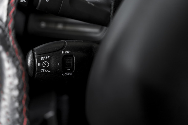 Peugeot 2008 1.2 PureTech 130 PK GT-line | Pano | Cruise | Stoelverw. | PDC | Camera | NAV + App. Conect | ECC | LM 17" |