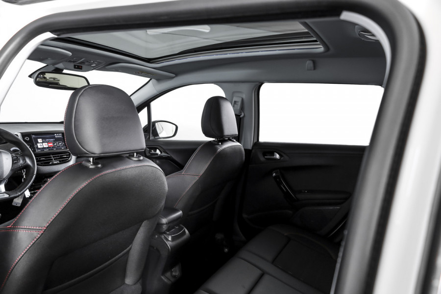 Peugeot 2008 1.2 PureTech 130 PK GT-line | Pano | Cruise | Stoelverw. | PDC | Camera | NAV + App. Conect | ECC | LM 17" |