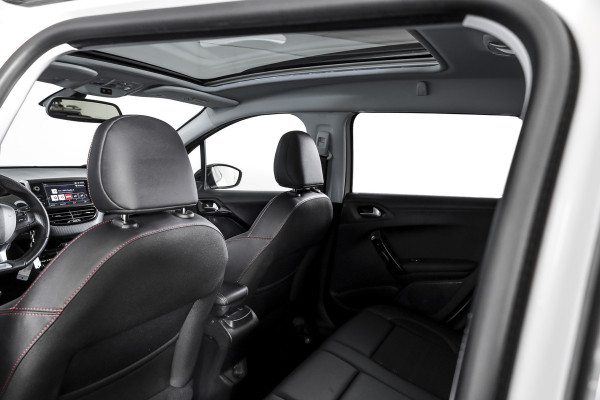 Peugeot 2008 1.2 PureTech 130 PK GT-line | Pano | Cruise | Stoelverw. | PDC | Camera | NAV + App. Conect | ECC | LM 17" |
