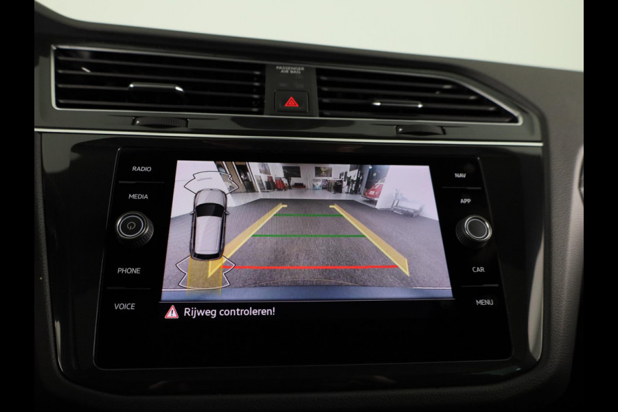 Volkswagen Tiguan 1.5 TSI R-Line Business+ 150PK DSG | Panorama dak | Parkeercamera | Keyless entry | Matrix LED koplampen |