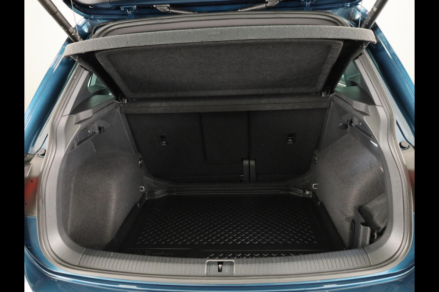 Volkswagen Tiguan 1.5 TSI R-Line Business+ 150PK DSG | Panorama dak | Parkeercamera | Keyless entry | Matrix LED koplampen |