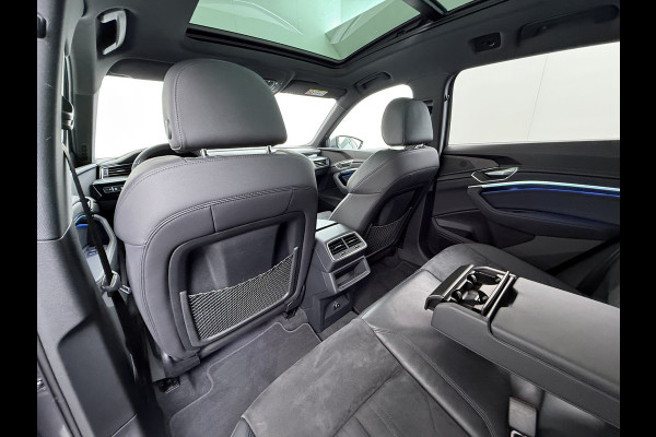 Audi e-tron 55 Quattro Advanced Edition Plus 95kWh Panoramadak Leder/Alcantara Adap.Cruise Camera Apple Carplay Android Auto Navi Ecc SOH 86 Elek.Stoelen+Memory+Verwarmd Elek.Achterklep Lmv 21" Keyless Privacy Glas Led DAB Dealeronderhouden Origineel Nederlandse Auto