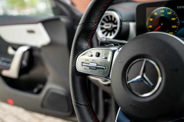 Mercedes-Benz CLA-Klasse 200 AMG Line Multibeam Sfeerverlicht. Orig NL Auto