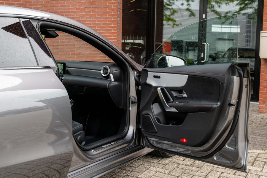 Mercedes-Benz CLA-Klasse 200 AMG Line Multibeam Sfeerverlicht. Orig NL Auto