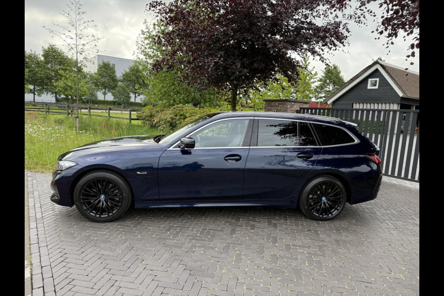 BMW 3 Serie Touring 320e | Nieuw Model | Camera | Zwarte Hemel | NL-Auto | Cruise control adaptief met Stop&Go |