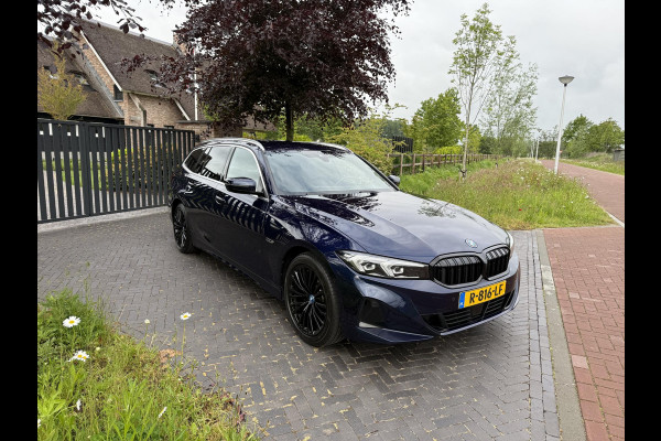 BMW 3 Serie Touring 320e | Nieuw Model | Camera | Zwarte Hemel | NL-Auto | Cruise control adaptief met Stop&Go |
