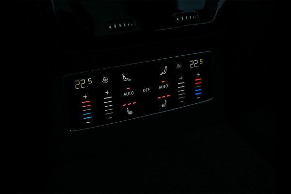 Audi A6 Avant 3.0 TFSI 368PK Quattro S-Edition Panoramadak | Luchtvering | Head-up display | 6-cilinder | Stoelgeheugen | 4-Wiel besturing | Tech Pro | Adaptive cruise control | B&O audio | S-stoelen | Ambiance verlichting | Carbon inleg | Styling kit | 4-Zone climate